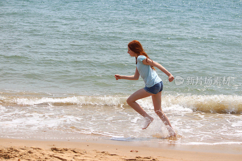 女孩赤脚在海边沙滩上跑步/海边锻炼形象